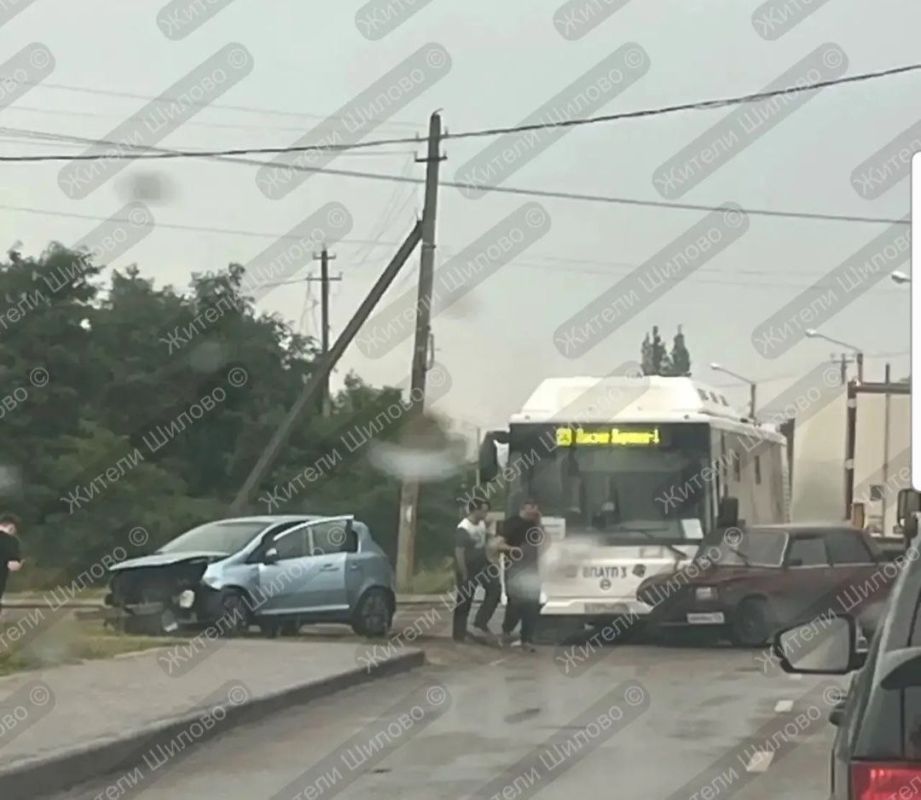 Городской автобус попал в массовую аварию в Воронеже