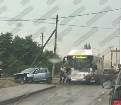 Городской автобус попал в массовую аварию в Воронеже
