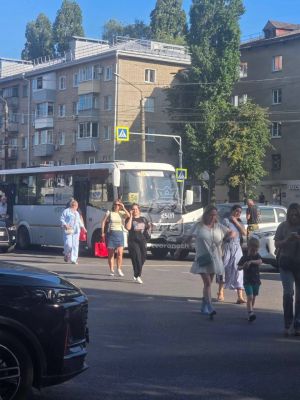 Автобус врезался в легковушку на перекрёстке в Воронеже