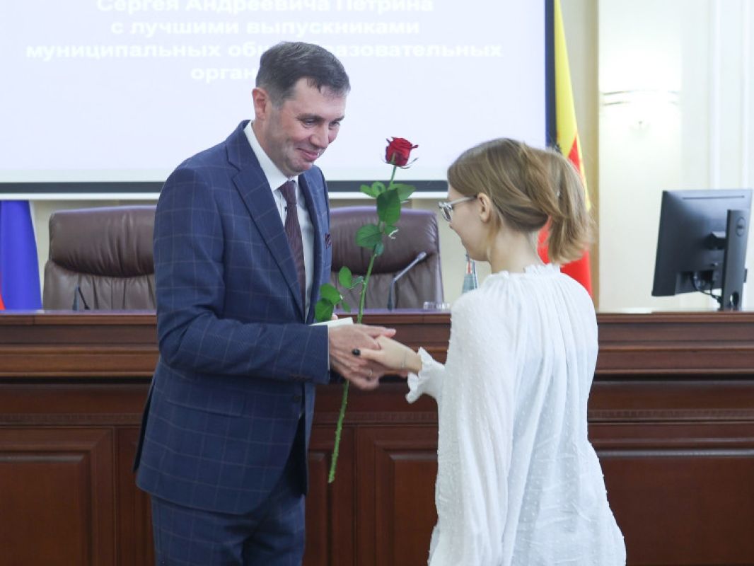 Мэр Воронежа поздравил выпускников, набравших 100 баллов на&nbsp;ЕГЭ&nbsp;