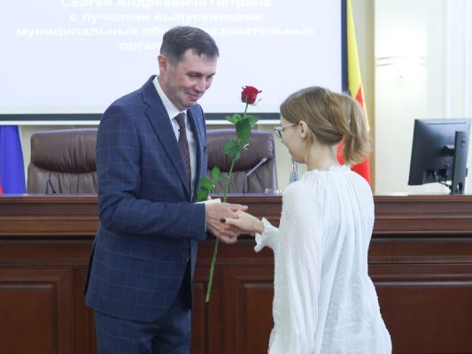 Мэр Воронежа поздравил выпускников, набравших 100 баллов на ЕГЭ 