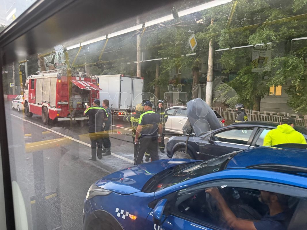 Машина вспыхнула посреди Московского проспекта во время пробок