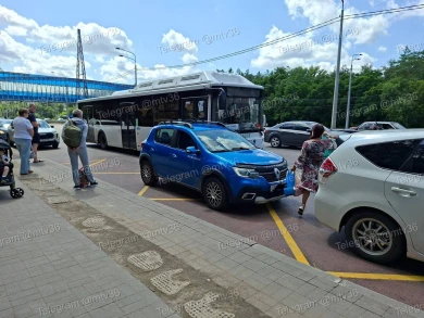 Очередь за бензином перегородила автобусную остановку в Воронеже