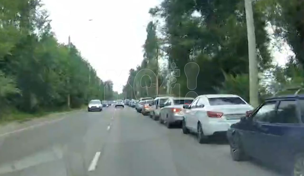 Полсотни машин. Мегаочередь на&nbsp;заправку поразила воронежца (ВИДЕО)