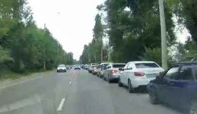 Полсотни машин. Мегаочередь на заправку поразила воронежца (ВИДЕО)