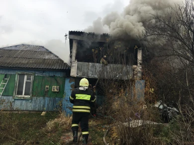 Двухэтажный дом загорелся под Воронежем: эвакуированы три человека