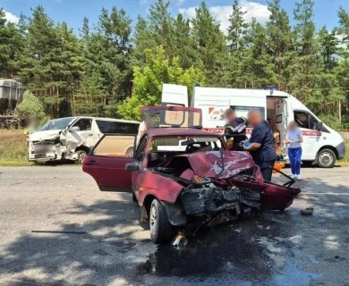 Машина всмятку. Ребёнок и женщина пострадали в лобовом ДТП с минивэном под Воронежем