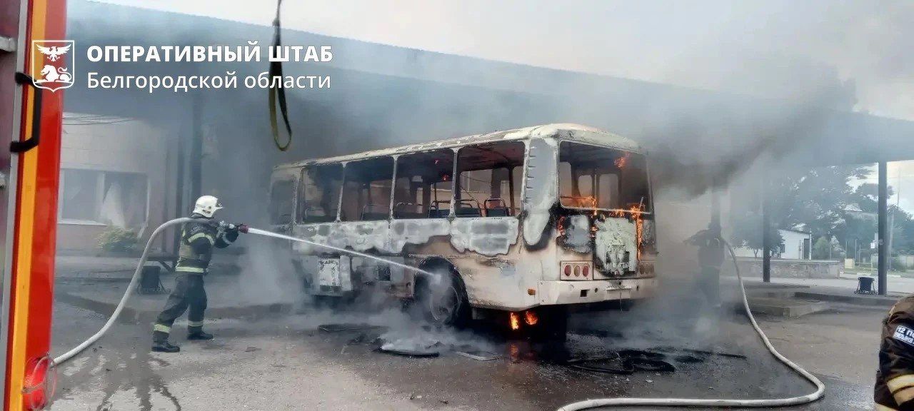 В Шебекино дрон ударил по автобусу, оставив горящий остов