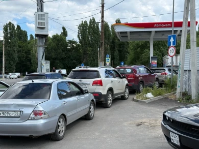 Много машин в очередях. Ситуация с бензином на заправках в Воронеже 11 июля