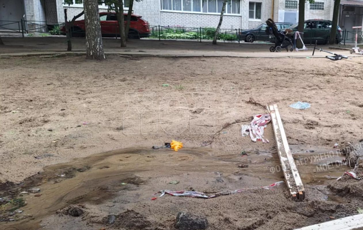 «Провалится вместе с&nbsp;ребятишками». Затапливает детскую площадку в&nbsp;воронежском дворе