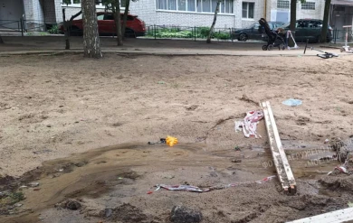 «Провалится вместе с ребятишками». Затапливает детскую площадку в воронежском дворе