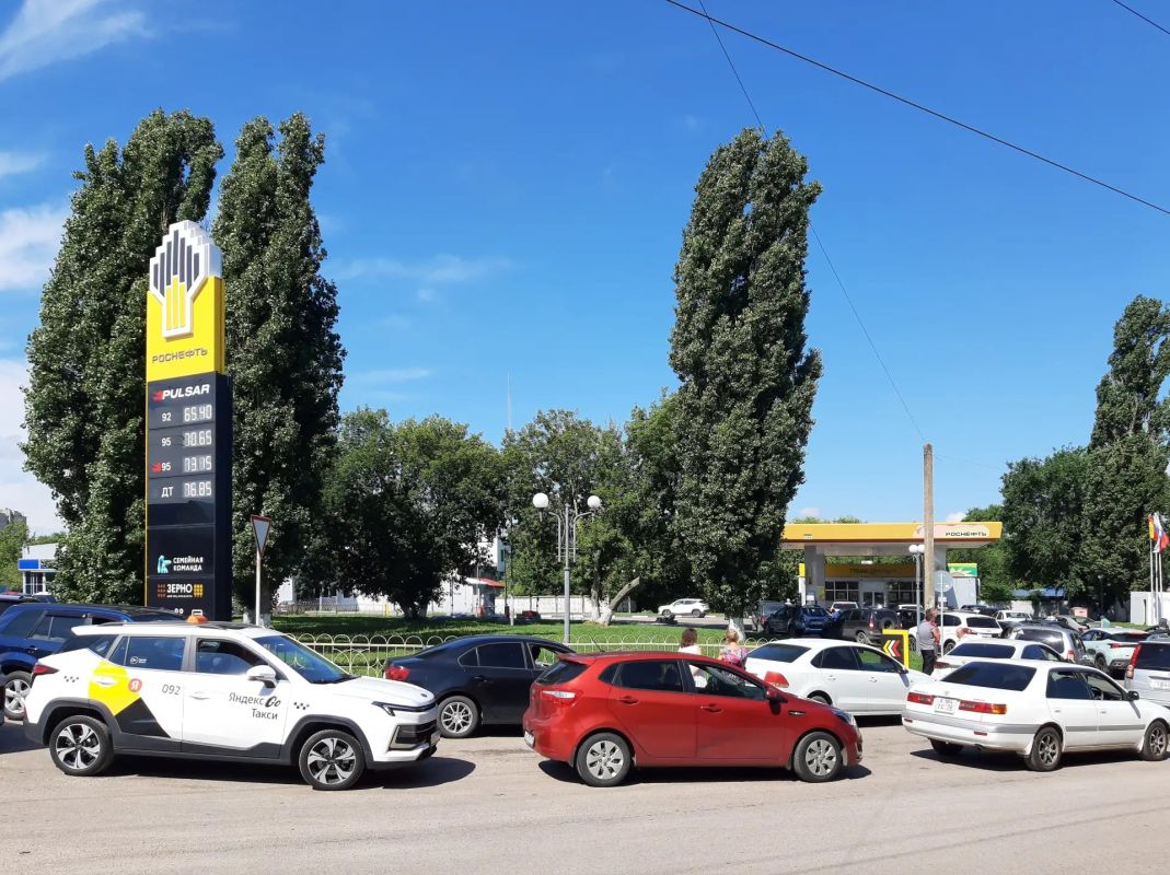 Три большие очереди на одну заправку сняли в Воронеже 12 июля