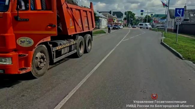 Под Белгородом КамАЗ проехал на красный свет и сбил насмерть старушку
