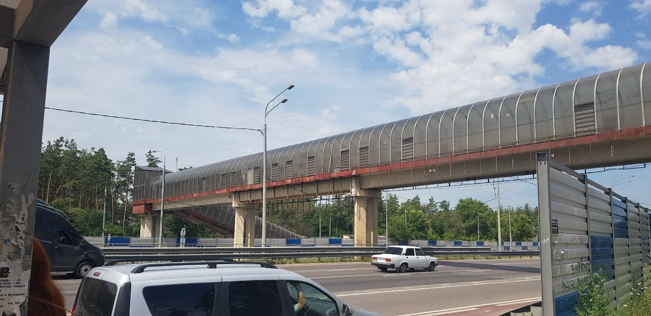 Дырявый надземный переход у больницы пугает воронежцев