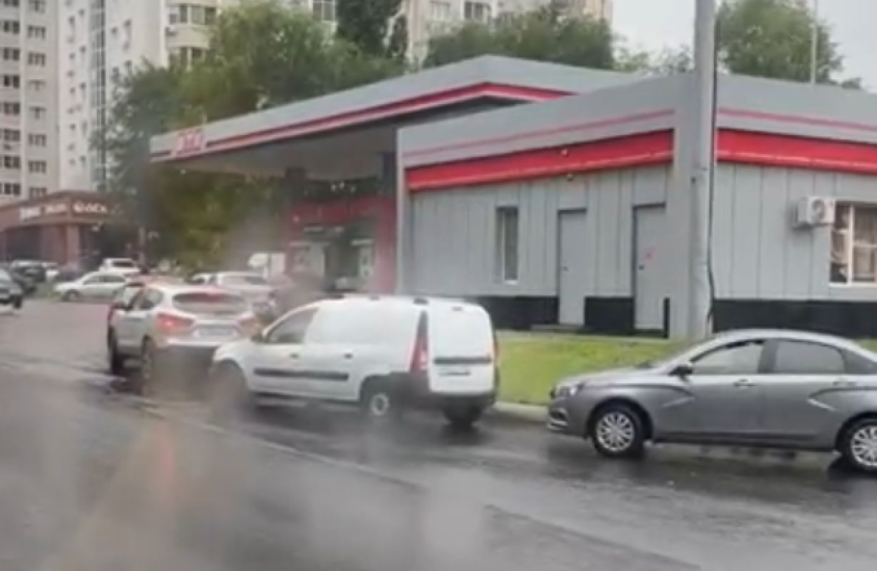 Огромную очередь засняли у АЗС воронежцы