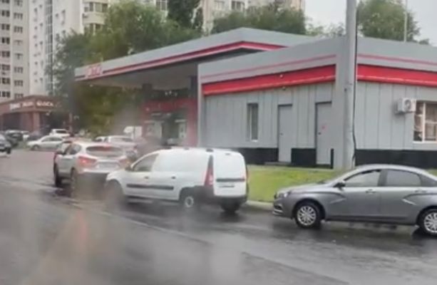 Огромную очередь засняли у АЗС воронежцы
