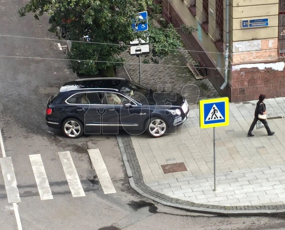 «Король парковки». Автохам, заехавший на&nbsp;тротуар в&nbsp;центре города, возмутил воронежцев