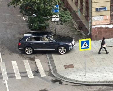«Король парковки». Автохам, заехавший на тротуар в центре города, возмутил воронежцев