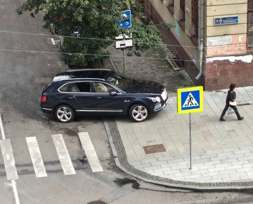 «Король парковки». Автохам, заехавший на тротуар в центре города, возмутил воронежцев