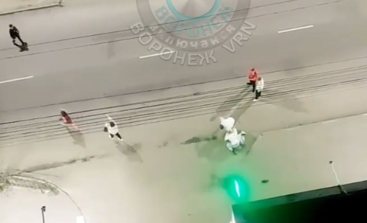 Жестокое избиение у караоке-бара в Воронеже попало на видео