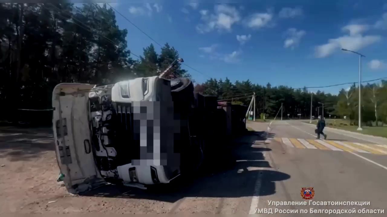 На белгородской трассе опрокинулся КамАЗ