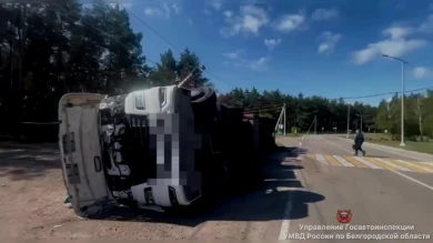 На белгородской трассе опрокинулся КамАЗ