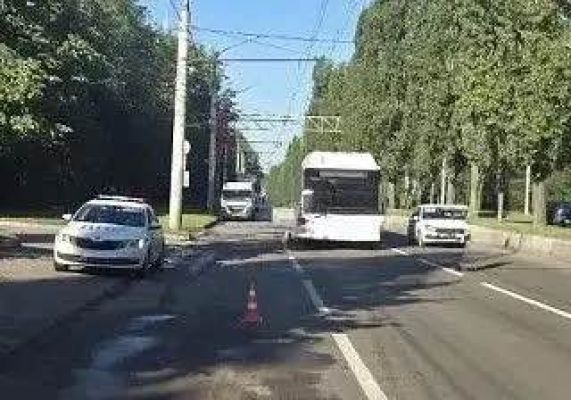 Владельцу иномарки потребовалась медпомощь после ДТП с КамАЗом в Воронеже
