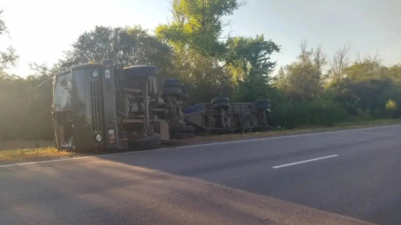 КамАЗ перевернулся на&nbsp;воронежской трассе: водитель в&nbsp;больнице