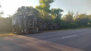 КамАЗ перевернулся на воронежской трассе: водитель в больнице