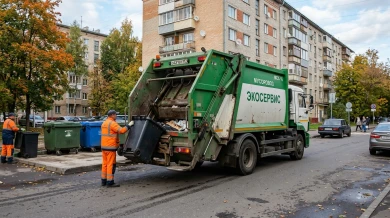 Водитель мусоровоза получил серьёзные травмы на работе после падения с высоты в ...