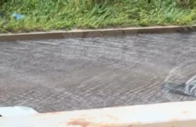 «Вода льётся». Воронежскую улицу затопило из-за коммунальной аварии