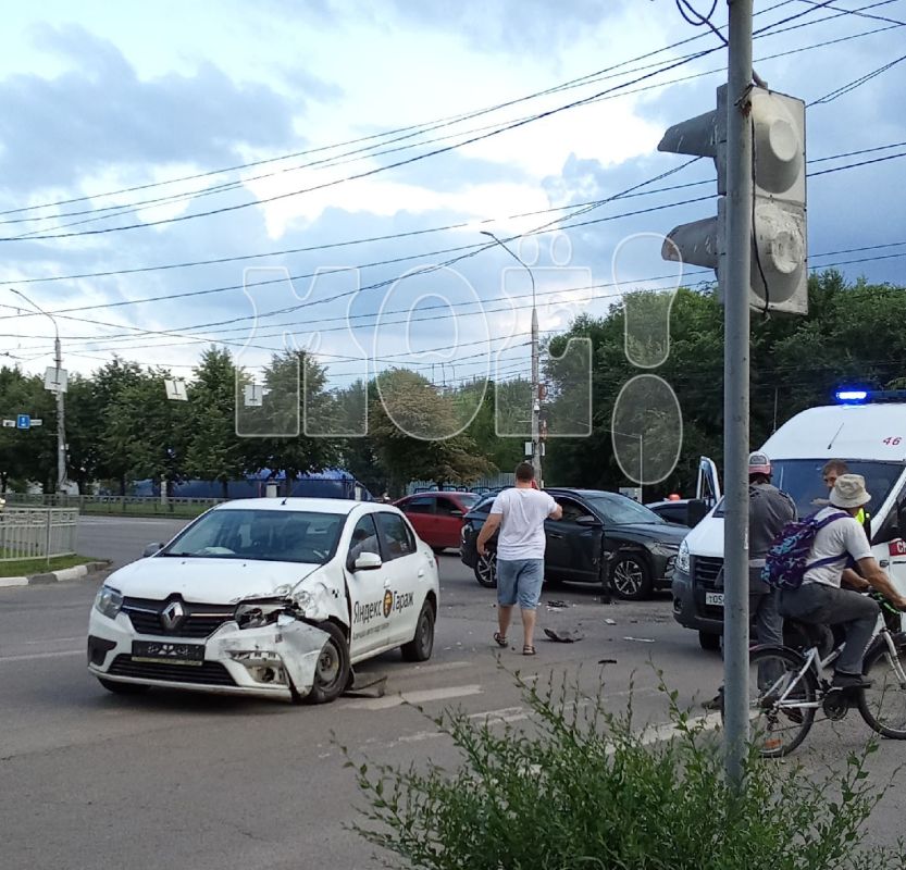 Две легковушки не&nbsp;поделили перекрёсток в&nbsp;Воронеже