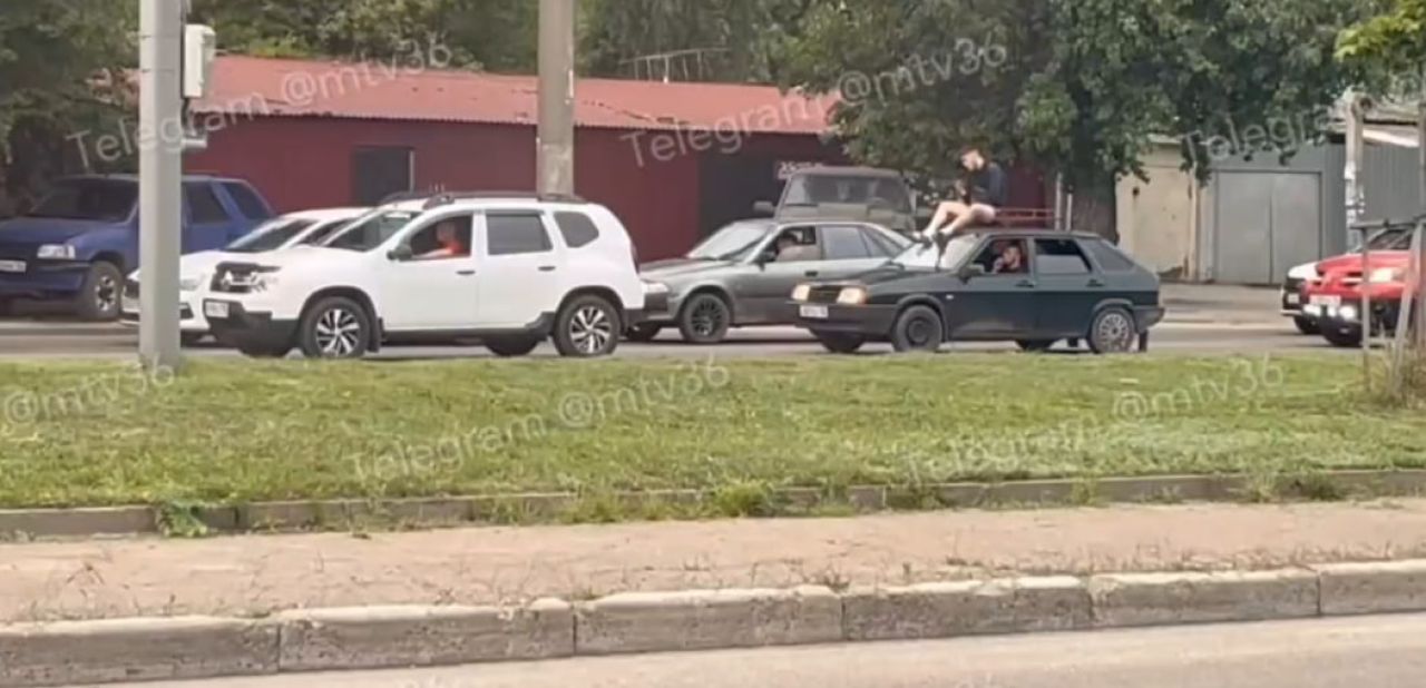 Поездка с ветерком: водителя, катавшего пассажира на крыше авто наказали