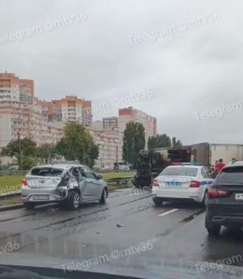 Грузовик перевернулся на Московском проспекте в Воронеже