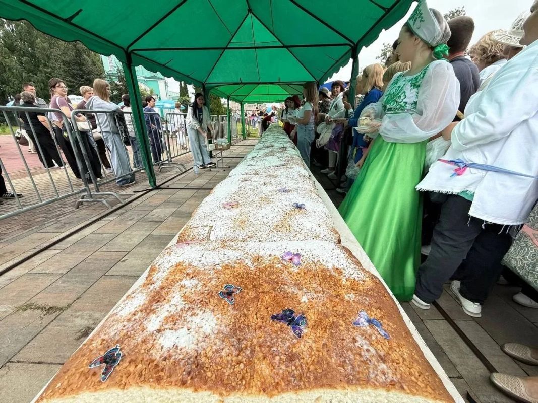 В Чаплыгине испекли пирог-рекордсмен на 13 метров