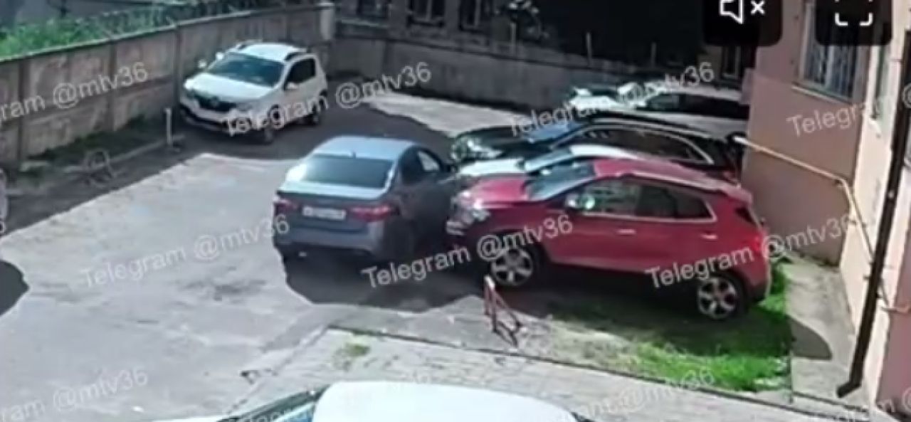 Автомобилистка протаранила несколько машин на парковке и попала на видео в Воронеже