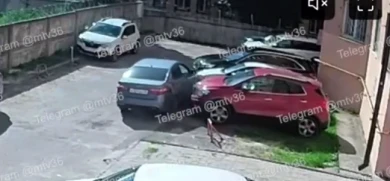 Автомобилистка протаранила несколько машин на парковке и попала на видео в Воронеже