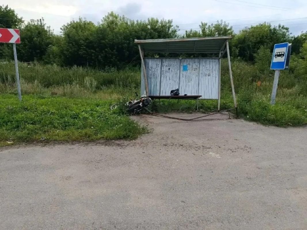 Смертельная авария: мопедист врезался в остановку в Воронежской области