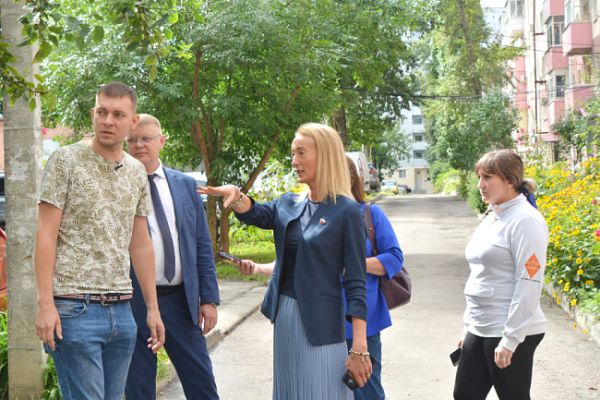 Воронежские депутаты помогают инициативным жителям благоустроить двор   