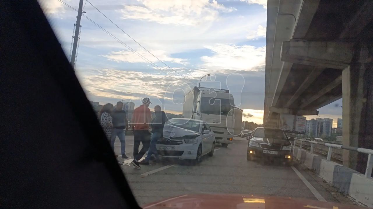 «Перегородили две полосы». Массовое ДТП, спровоцировавшее пробку на&nbsp;Северном мосту, показали на&nbsp;видео