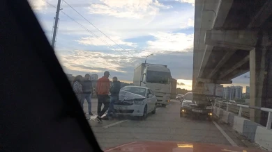 «Перегородили две полосы». Массовое ДТП, спровоцировавшее пробку на Северном мосту, показали на видео