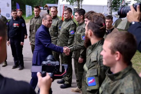 Россия находится в важной точке завершения спецоперации, заявил Медведев