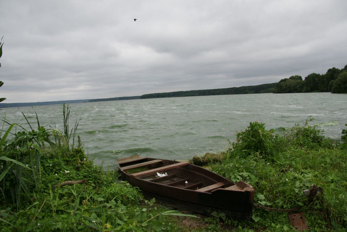 Лодка с&nbsp;рыбаками перевернулась во&nbsp;время непогоды на&nbsp;Воронежском водохранилище