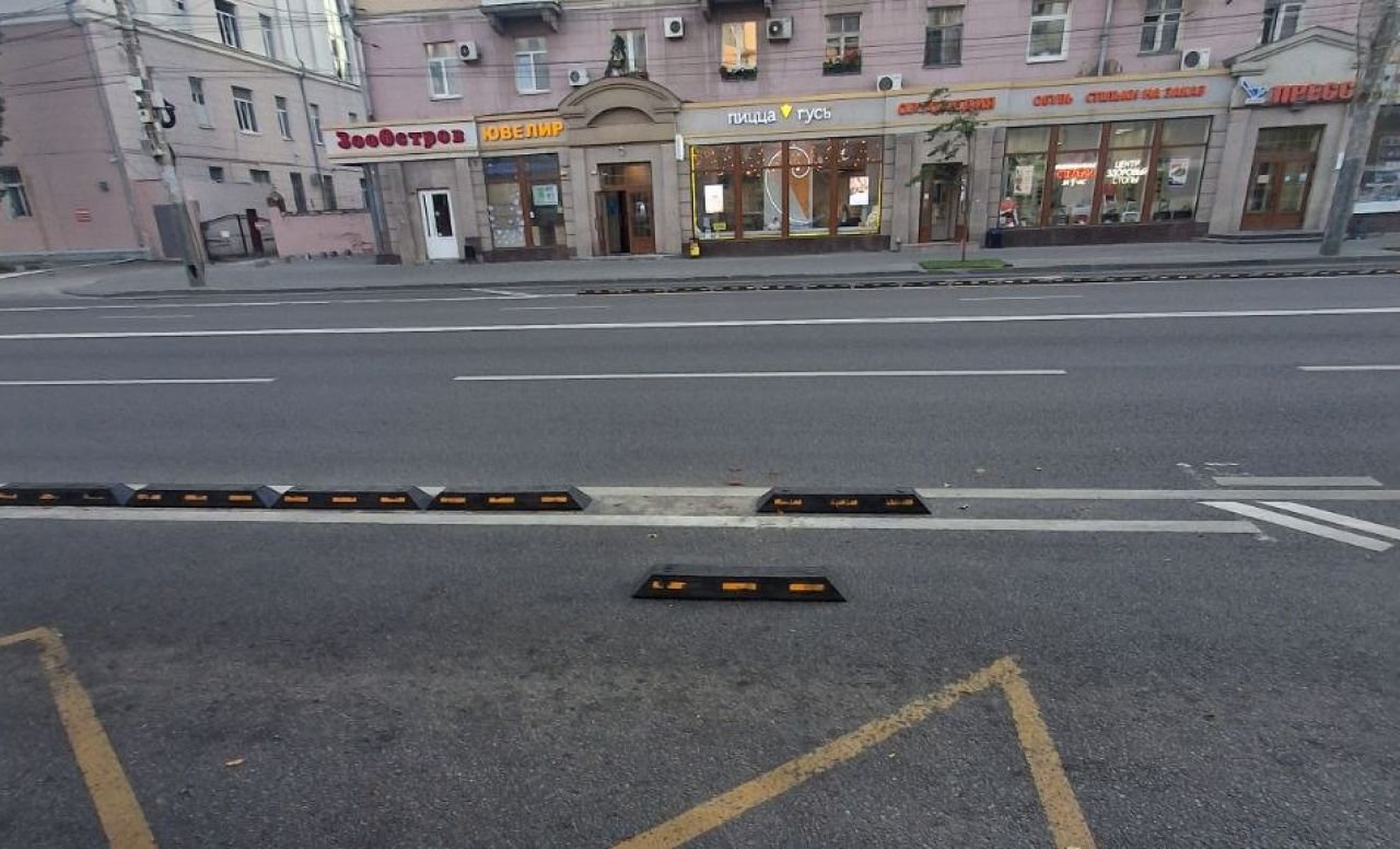 Не устояли. Делиниаторы для метробуса сломались в центре Воронежа&nbsp;