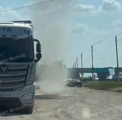 Мини-смерч попал на видео на воронежской трассе
