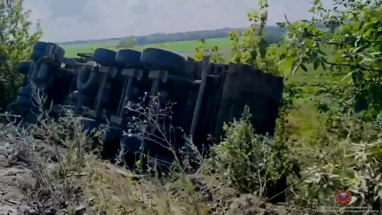 Грузовик «ДАФ» под Белгородом на полной скорости съехал в кювет и улегся на бок