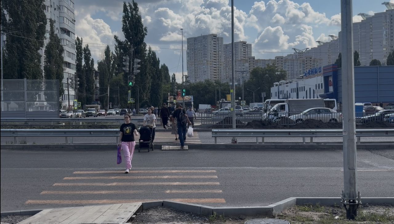 «Сына едва не&nbsp;сбили». Воронежцы рискуют на&nbsp;длинной «зебре» в&nbsp;ожидании подземного перехода