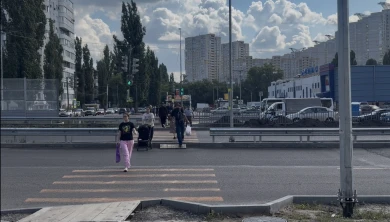 «Сына едва не сбили». Воронежцы рискуют на длинной зебре в ожидании подземного перехода