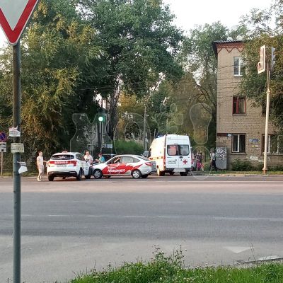 Человек пострадал в ДТП с такси, спровоцировавшим пробку на воронежской улице