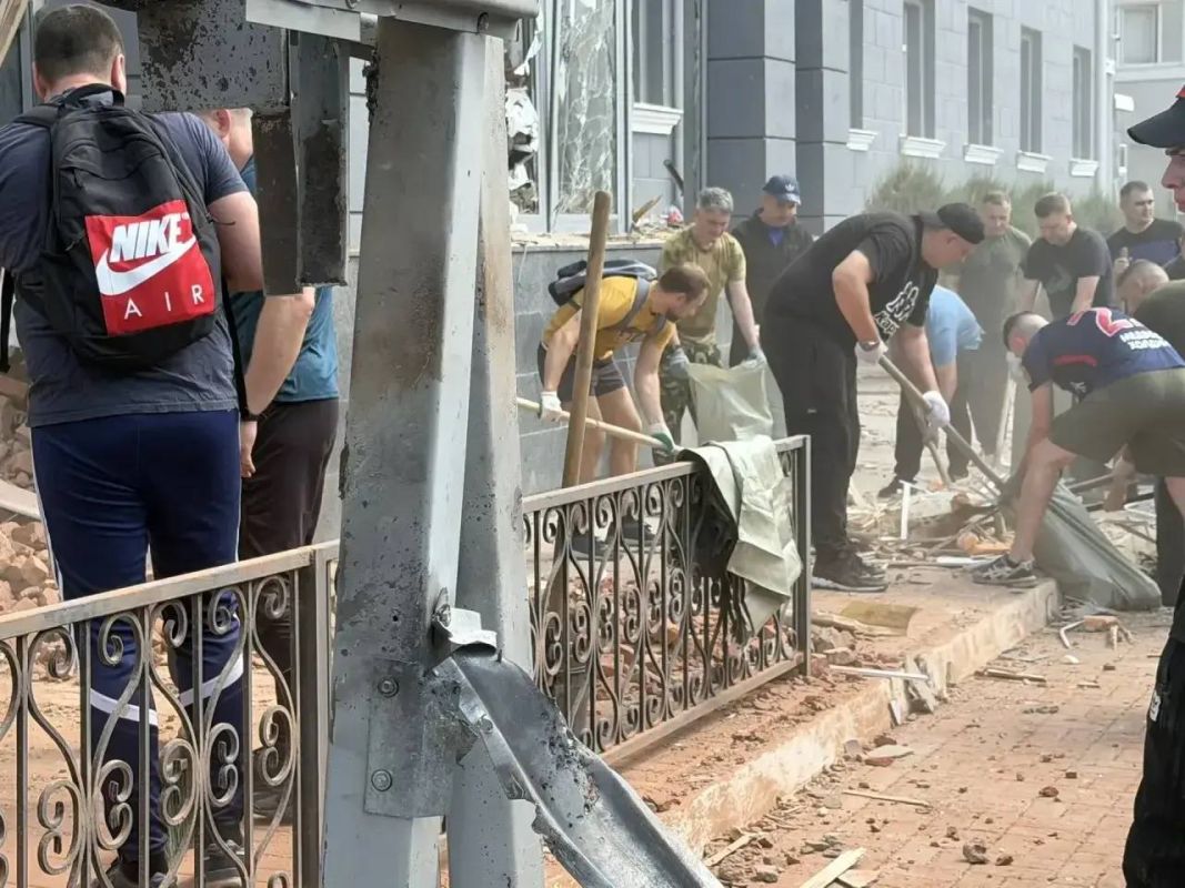В Белгороде начали устранять последствия ночной атаки, где погибли люди